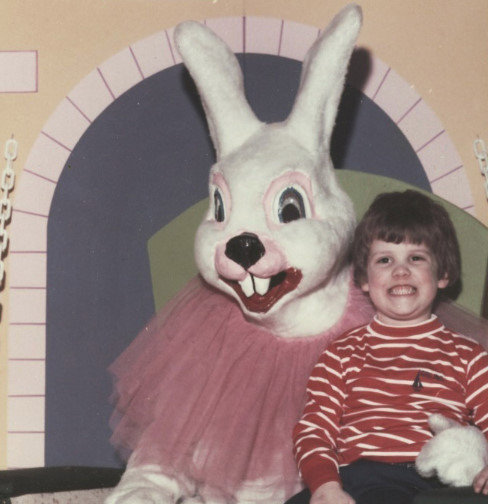意外にホラーなウサギの着ぐるみ 子供たちが笑ってて更に不気味に見えてしまう ザ ミステリー体験