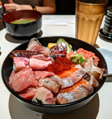 外国人「日本で海鮮丼を食べたよ～」ネット「マジで旨そうだね…」