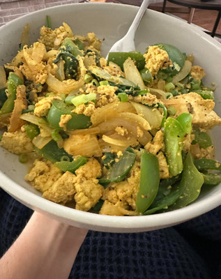 【食べ過ぎ？】外国人「ベジタリアンのボク、毎日この量の豆腐スクランブルを食してしまう」