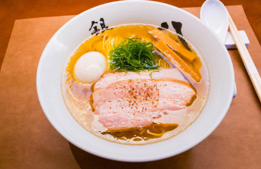 外国人ビビる「日本のラーメン屋はとんでもないものでスープを再加熱する」