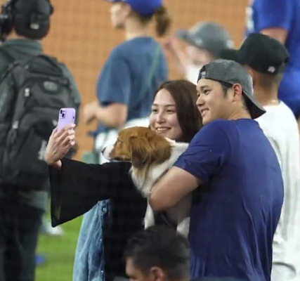 大谷翔平、マミコさん、デコピンの家族写真タイム