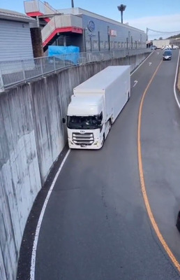 【衝撃】このトラックドライバーの運転技術がハンパない「マスターオブマスターズ」