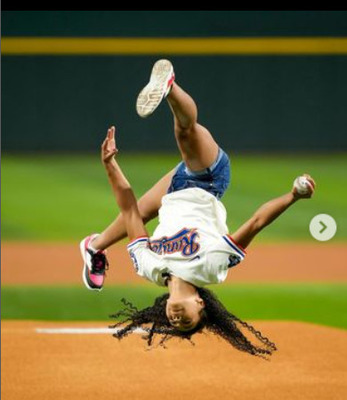 【MLB始球式】16歳の美少女金メダリスト、ヘズリー・リベラが超アクロバティックな技でストライクを決めた