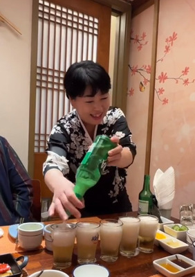 外国人「この女性ホストのビール注ぎが最高だ」