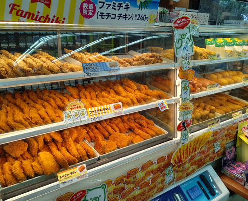 外国人「東京のファミリーマートが謎のチキン祭りを始めたぞ（笑）」