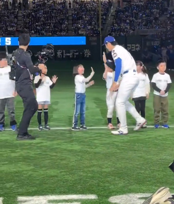 大谷翔平とハイタッチしてピョンピョンしちゃう女の子