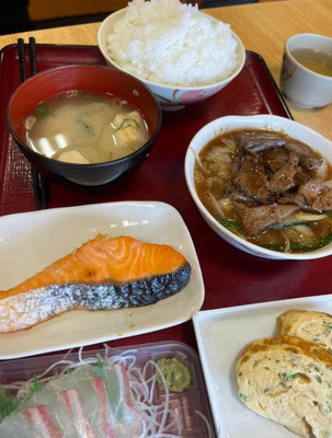 外国人「信じられるかい？日本でこのランチが1000円で食べられたよ！」