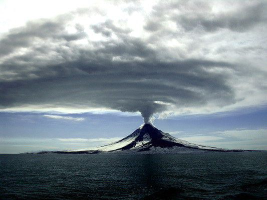 インドネシアの火山で大規模噴火