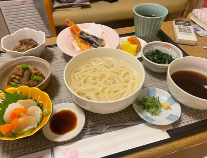 外国人女性「日本の病院食が素晴らしいから紹介します」ネット「素晴らしく豪華で美味しそうだ」