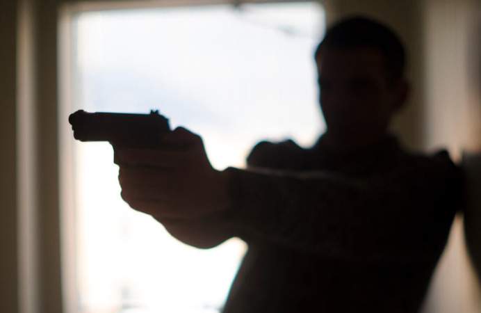 本物の銃を撃ったことある人きて