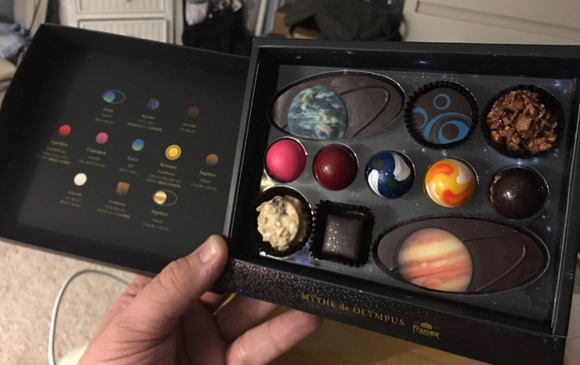 海外「日本の美味しそうな惑星チョコレートを見てごらんよ」