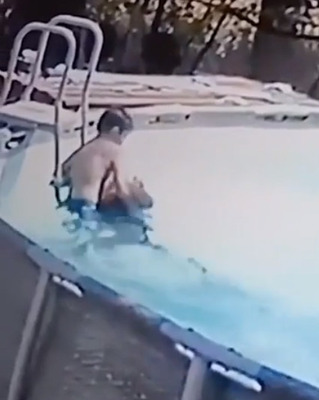 プールで溺れてしまった母親を救う10歳の少年