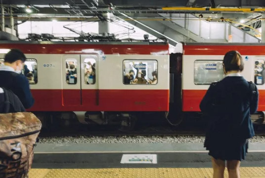 【海外の反応】日本人が選ぶ、電車内での外国人観光客の迷惑行為トップ10はおかしい