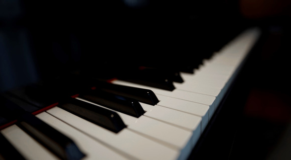 久石譲と坂本龍一ではどちらがあ作曲の天才なのだろう