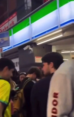 海外「渋谷のファミマ前は路上飲みする外国人観光客でいっぱいだ」