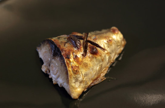 外国人「日本食の焼き魚のアタマ部分はどうするんだ！」