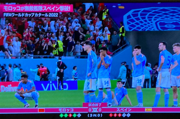 【2022W杯】モロッコ国王「ｳｫｫｫ!!!!スペインに勝った！！！勝ったぞ！！！！」→ 路上のお祝いに参加