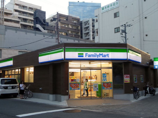 外国人「君たちはどこのコンビニエンスストアがお気に入りだい？」ネット「セブン！ファミマ！ローソン！」