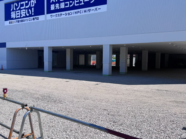 1階は駐車場