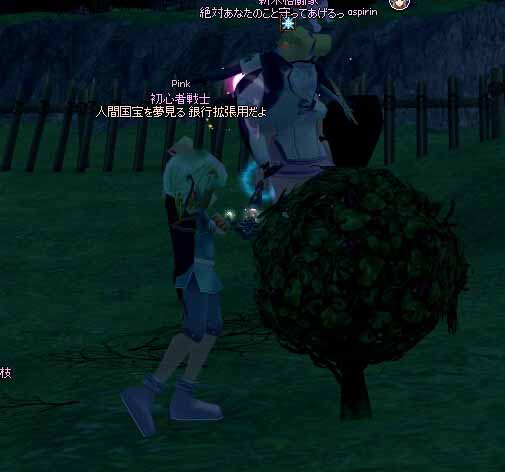 熱心に木を叩き続ける