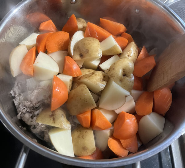 残りの野菜を投入