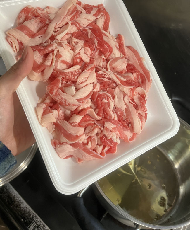 まず肉を炒めます