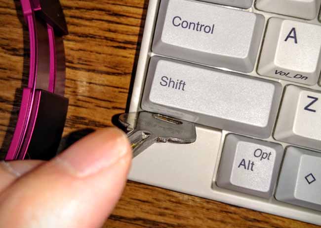 てこの原理でキートップを外す