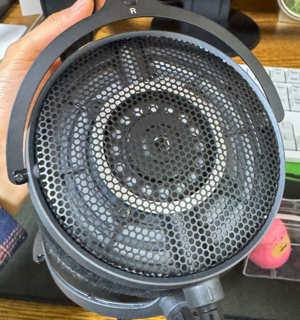 薄く細いハウジング