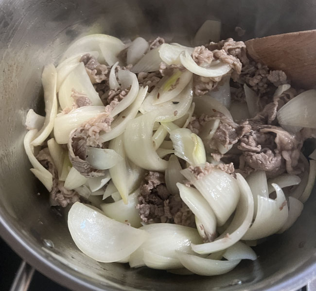 玉ねぎがしんなりするまで炒める