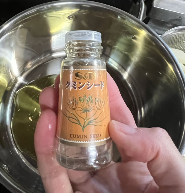 鍋にクミンシード