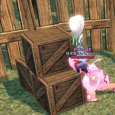 箱を叩いている