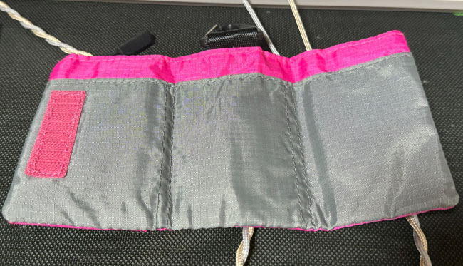 グレーのカード入れ