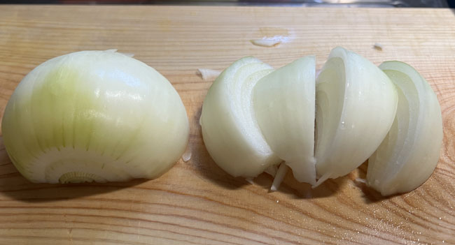 玉ねぎをくし切りに