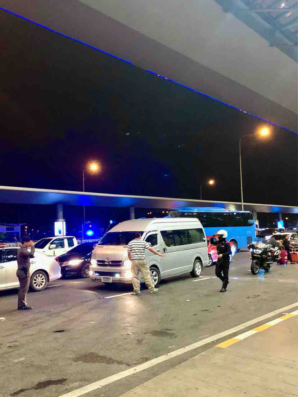 バンコクの帰り道は警察官に連れてかれパトカーが送迎車 逮捕 保坂兄弟 保坂学と耕司 のタイ旅行part4 保坂学のブログ 弟の耕司と保坂兄弟