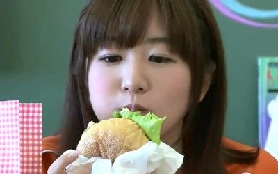 ハンバーガーを食べている茅野愛衣