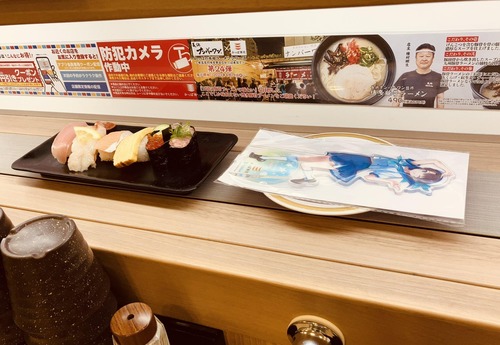 ホロライブとコラボ中のかっぱ寿司さん、とんでもない方法でおまけのアクリルスタンドを渡してしまう