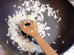 玉ねぎを炒める