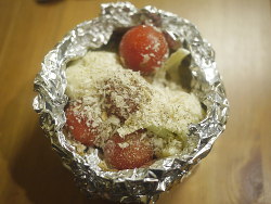 モンドールの残りにプチトマトとパン粉
