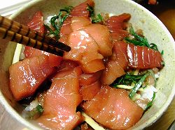 マグロを敷き詰める