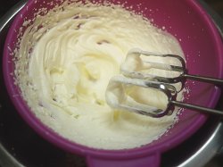 生クリームを泡立てる