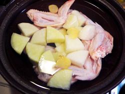 手羽先と大根を煮る