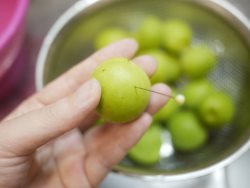 針で穴をあける