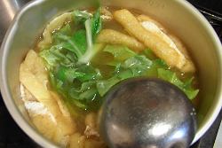 春キャベツと油揚げとわかめの味噌汁