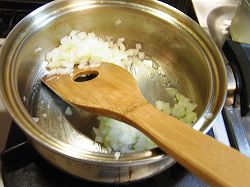 玉ねぎを炒める