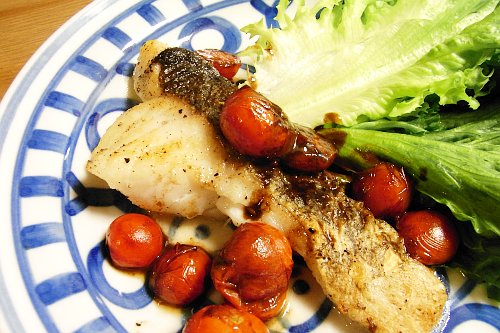 タラのワイン蒸しミニトマトソース