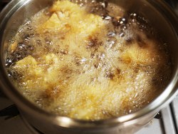 唐揚げを揚げる
