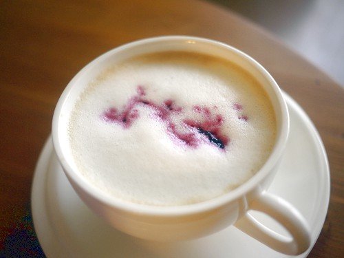 ブルーベリーシロップのカフェラテ