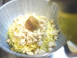 お茶をそそぐ