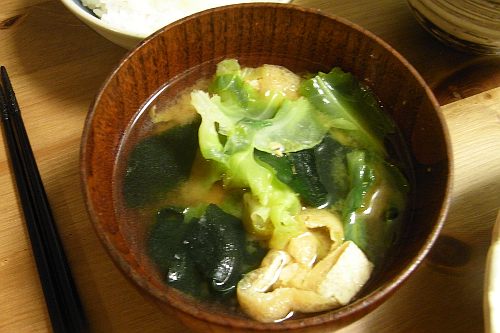 春キャベツと油揚げとわかめの味噌汁