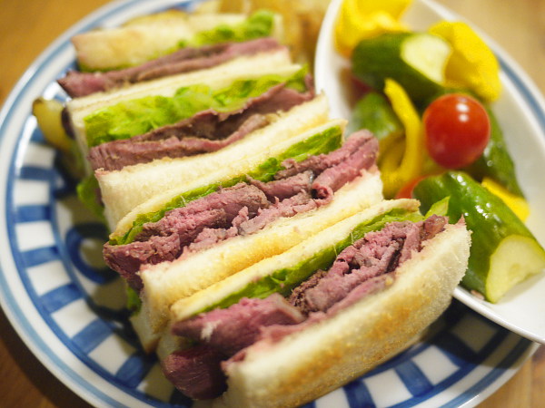「セケンノハテマデ」(サライネス) のシカ肉サンドイッチ